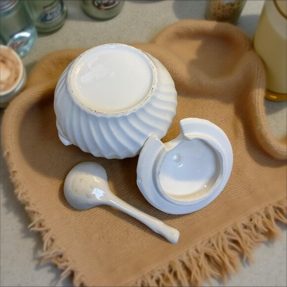 Shell-Inspired White Tureen with Ladle Coastal Grandmother Cottagecore Soup Serv - Picture 5 of 6